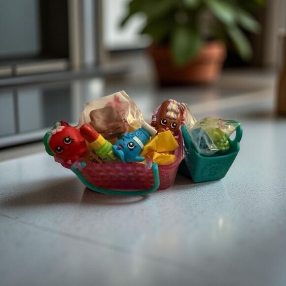#14 Shopkins Blind Shopping Basket Seasons 1-4 Random Lot Rare Ultra Rare Some - Picture 1 of 3